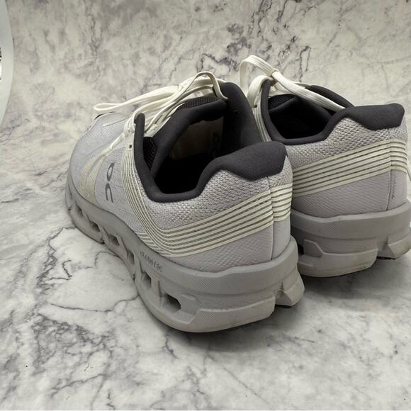 On Running Athletic Shoes White and Black Cloud Cushioning. Size 10. - Picture 3 of 9